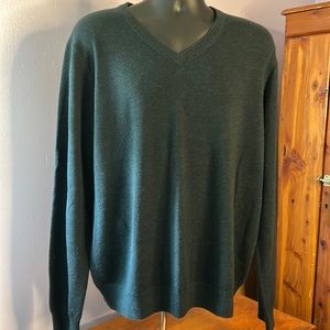 Super soft classy men’s sweater!